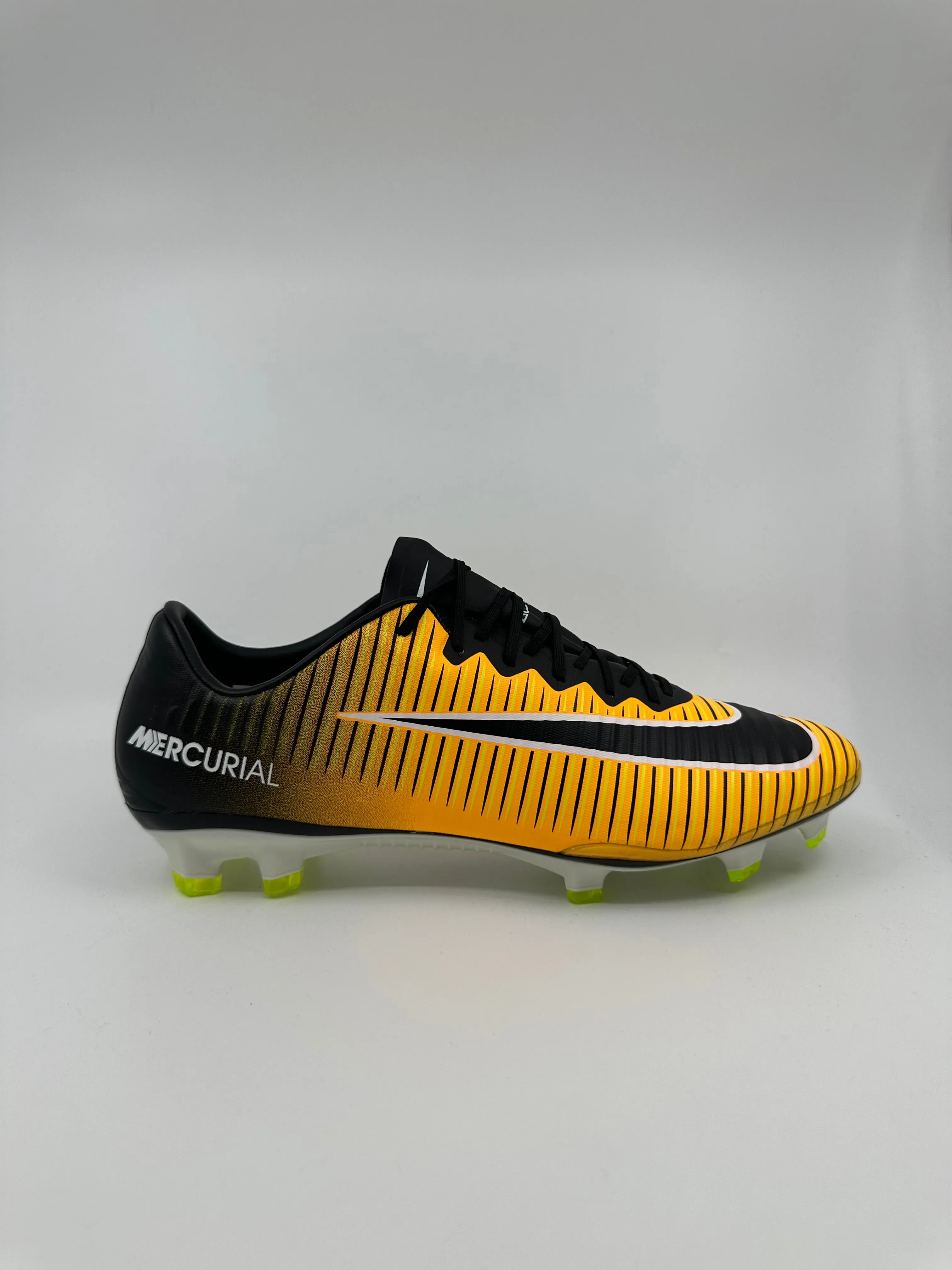 Nike Mercurial Vapor XI - Left foot size 42 Right foot 43