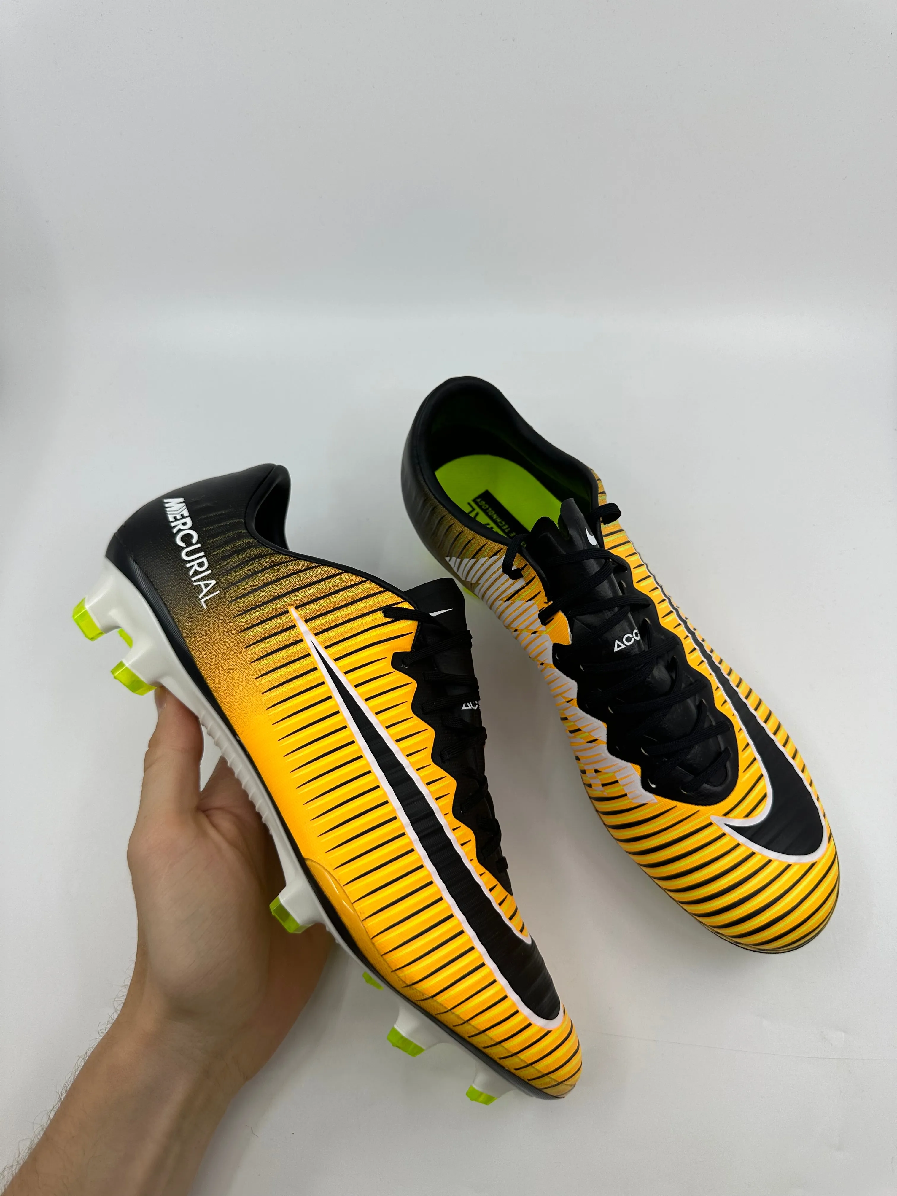 Nike Mercurial Vapor XI - Left foot size 42 Right foot 43