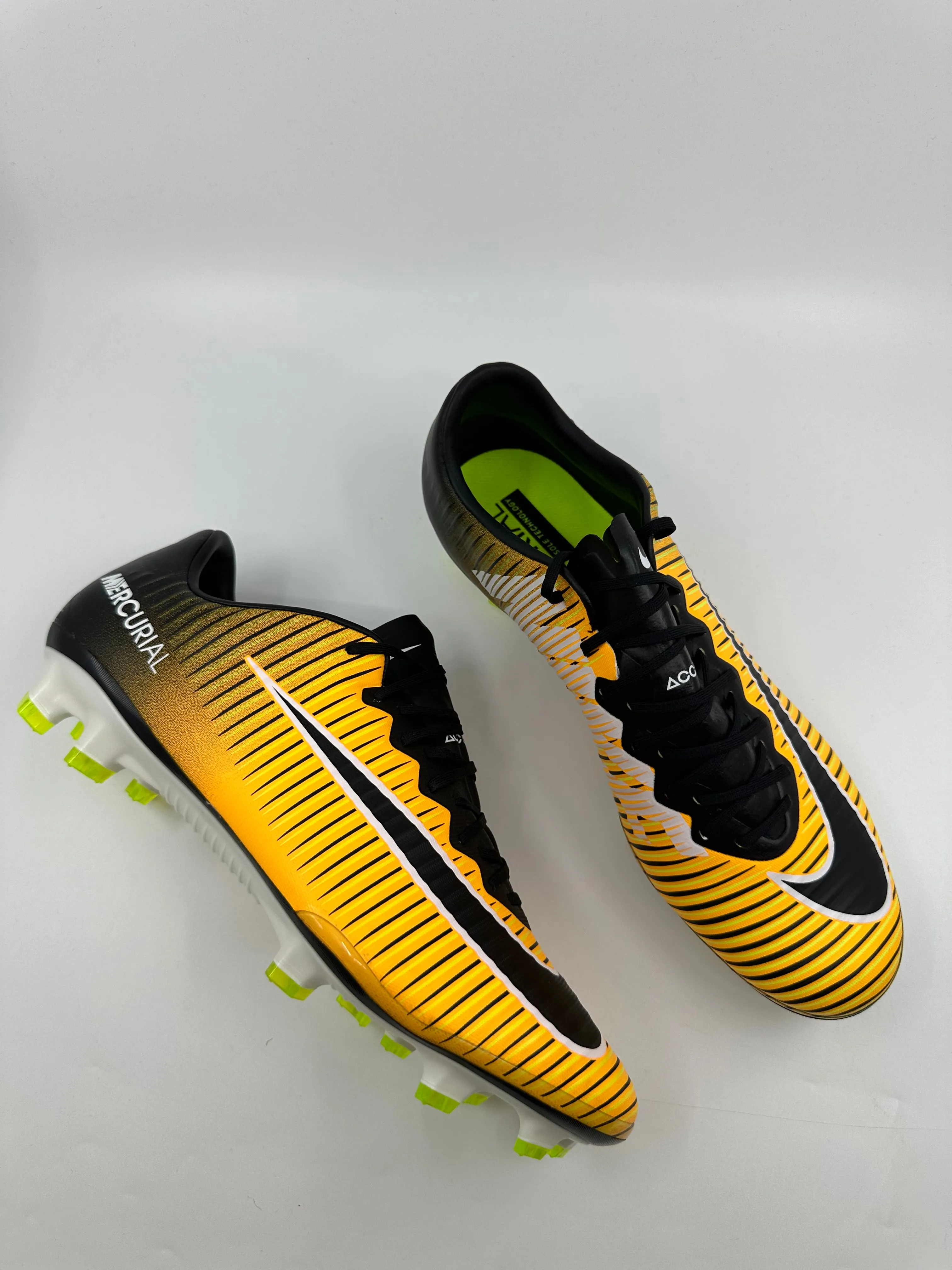 Nike Mercurial Vapor XI - Left foot size 42 Right foot 43