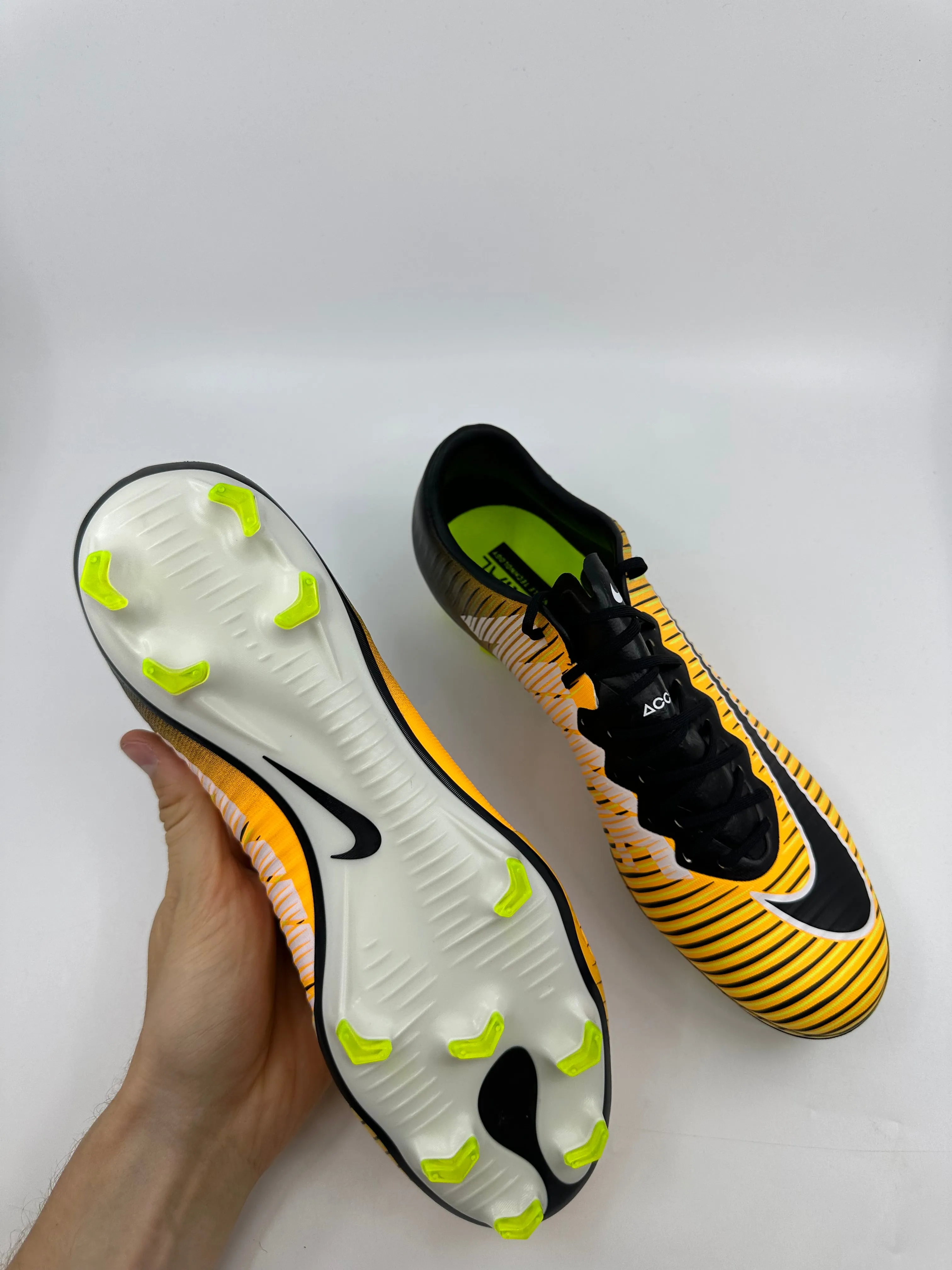 Nike Mercurial Vapor XI - Left foot size 42 Right foot 43